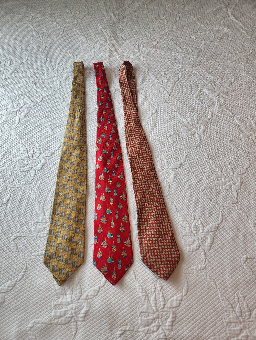 Men's Patterned Red Silk Tie - Classic Formal Accessory Bundle